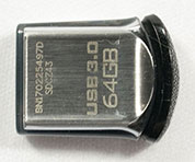 SanDisk SDCZ43-064G-USBメモリ SanDisk SDCZ43-064G-GAM46 の表面、キャップ付き