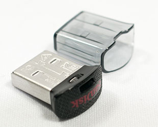 USBメモリ SanDisk SDCZ43-064G-GAM46 のストラップ穴