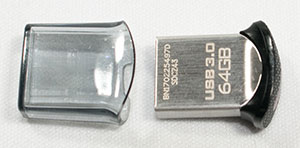 USBメモリ SanDisk SDCZ43-064G-GAM46 の表面、キャップ取り外し