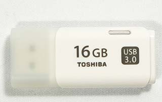 TOSHIBA 16GB THN-U301W0160A4の表面