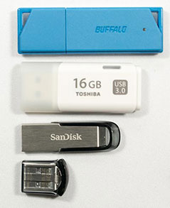 USBメモリー。正面。BUFFALO 8GB キャップあり。TOSHIBA 16GB キャップあり。SanDisk 16GB キャップ無しストレート。SanDisk 64GB キャップあり。
