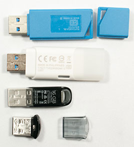 USBメモリー。背面。BUFFALO 8GB キャップ外し。TOSHIBA 16GB キャップ背後にはめ込み。SanDisk キャップ無し ストレート。SanDisk 64GB キャップ外し。