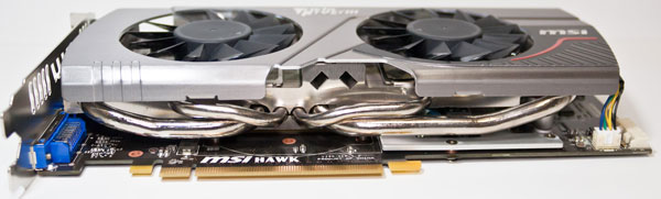 大型のヒートシンクに2つのファンを搭載したGeForce GTX560Ti HAWK